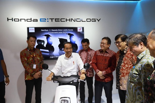 Presiden Republik Indonesia Ir. Joko Widodo mencoba motor listrik Honda EM1 e: ditemani jajaran direksi PT Astra Honda Motor pada gelaran Indonesia International Motor Show 2023. Foto: Dok. Astra Honda Motor