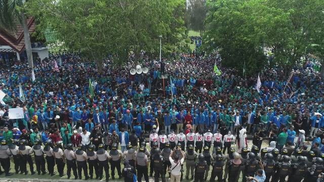 Aksi penolakan izin tambang PT EMM di depan Kantor Gubernur Aceh pada April 2019. Foto: Abdul Hadi/acehkini