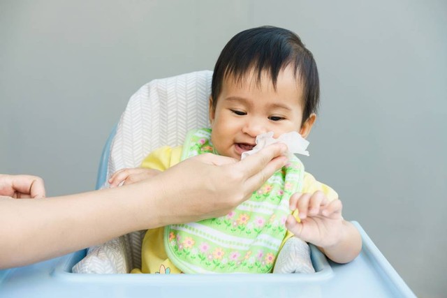 Kegunaan tisu basah untuk menjaga kesehatan anak. Foto: Shutterstock