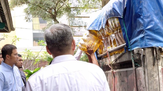 Proses penyaluran minyak goreng Minyakita di Pasar Beringharjo, Yogya. Foto: Widi RH Pradana