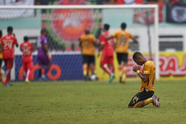 Pemain Bhayangkara FC Ruben Sanadi (kanan) berselebrasi usai rekannya Matias Mier mencetak gol ke awang Persija Jakarta pertandingan lanjutan Liga 1di Stadion Wibawa Mukti, Cikarang, Kabupaten Bekasi, Kamis (16/2/2023). Foto: Aditya Pradana Putra/ANTARA FOTO