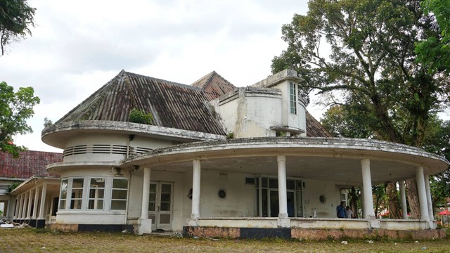Gedung Schouwburg yang merupakan cagar budaya Palembang kondisinya kini terbengkalai, Kamis (16/2) Foto: abp/Urban Id