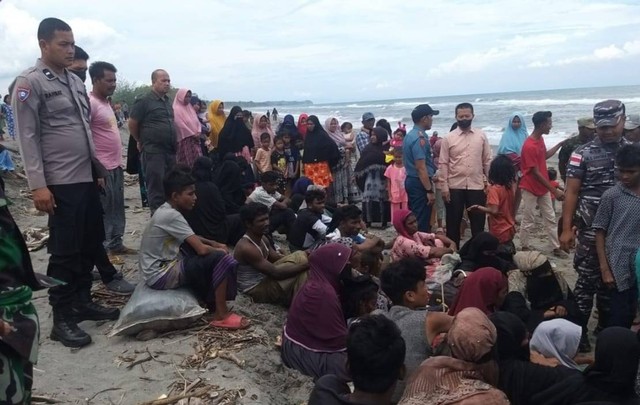 Para pengungsi Rohingya yang baru mendarat di Aceh didata petugas. Foto: Polda Aceh