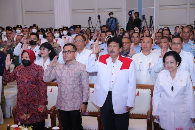 Presiden Indonesia kelima Megawati Soekarnoputri, MenpanRB Abdullah Azwar Anas dan Mensos Tri Rismaharini menghadiri Kick Off Meeting Pancasila Dalam Tindakan, di Jakarta, Kamis (16/02). Foto: KemenPANRB
