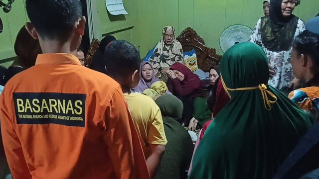 Tim Basarnas Palembang saat mengevakuasi dan menyerahkan jenazah bocah yang tenggelam di SUngai Musi. (dok. Basarnas Palembang)