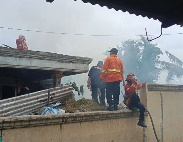 Perugas pemadam kebakaran saat berusaha menjinakkan api. Foto: Ulis