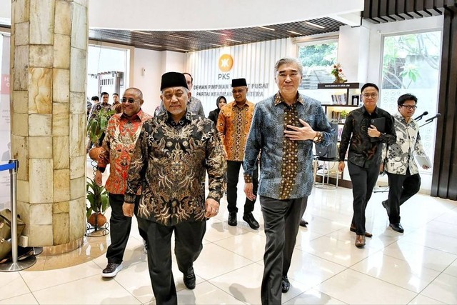 Presiden PKS Ahmad Syaikhu menerima kunjungan Duta Besar AS untuk Indonesia Sung Yong Kim  di Kantor DPTP PKS, Jakarta Selatan, Rabu (15/2/2023). Foto: PKS