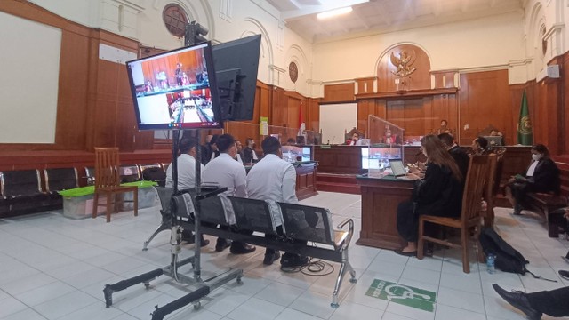 Tiga terdakwa tragedi Kanjuruhan menjalani sidang lanjutan tragedi Kanjuruhan di Pengadilan Negeri (PN) Surabaya, Kamis (16/2).  Foto: Farusma Okta Verdian/kumparan