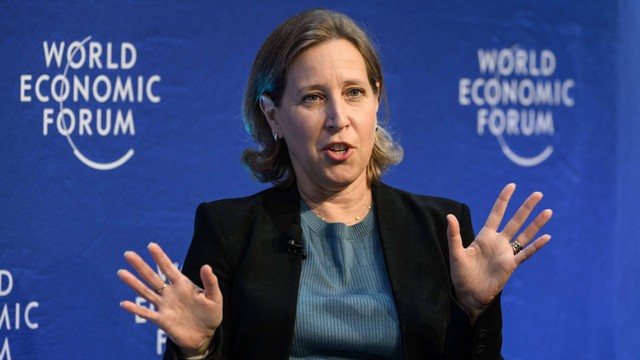CEO You Tube Susan Wojcicki saat pertemuan tahunan Forum Ekonomi Dunia di Davos pada 24 Mei 2022. Foto: Fabrice Coffrini/AFP