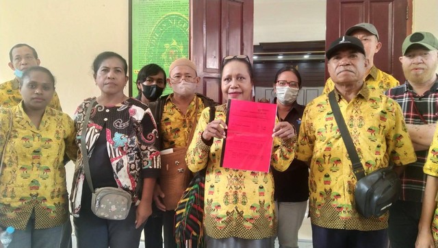 Kepala SMAN 2 Kota Sorong Elsina Regina Sroyer menunjukkan gugatan yang dilayangkan oleh Andre Susilo kepada 14 guru SMAN 2 Kota Sorong, foto: Yanti/BalleoNEWS