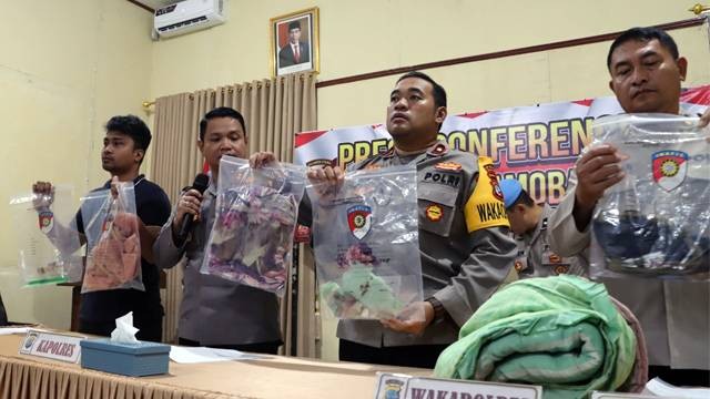 Polres Kotamobagu saat menunjukkan barang bukti kasus pembunuhan anak 5 tahun di Desa Inuai, Kabupaten Bolmong, Sulawesi Utara (Sulut).