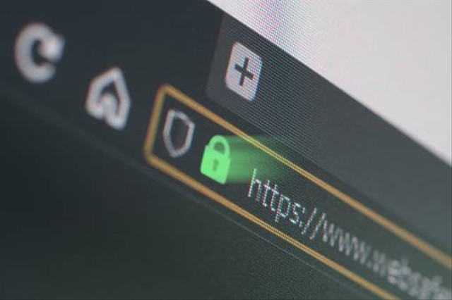 Ilustrasi menjelajah informasi melalui Internet melalui peramban. Foto: Unsplash.com