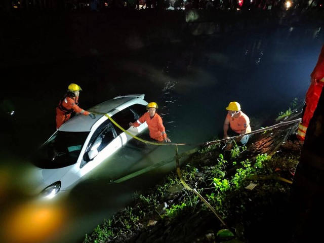 Gagal Menikung,  Mobil Honda Mobilio Tercebur Sungai di Surabaya