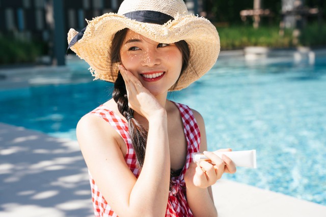 Ilustrasi menggunakan sunscreen untuk kulit sensitif. Foto: theshots.co/Shutterstock