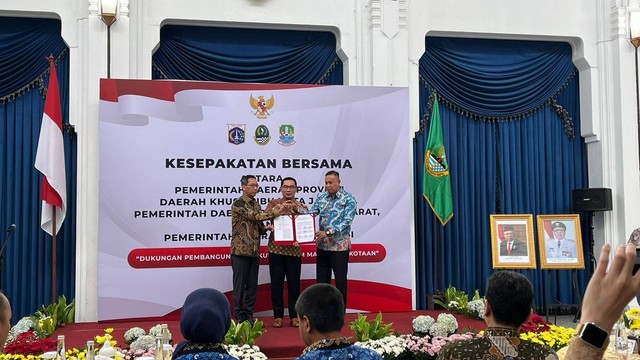 Penandatanganan MOU antara Pemprov Jabar dan DKI Jakarta untuk membangun MRT Fase 3 di Gedung Sate, Bandung, Jumat (17/2/2023). Foto: Haya Syahira/kumparan