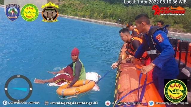 Tiga nelayan terdampar di Pulau Sertung, Kecamatan Rajabasa, Kabupaten Lampung Selatan berhasil diselamatkan. | Foto: Dok Basarnas Lampung