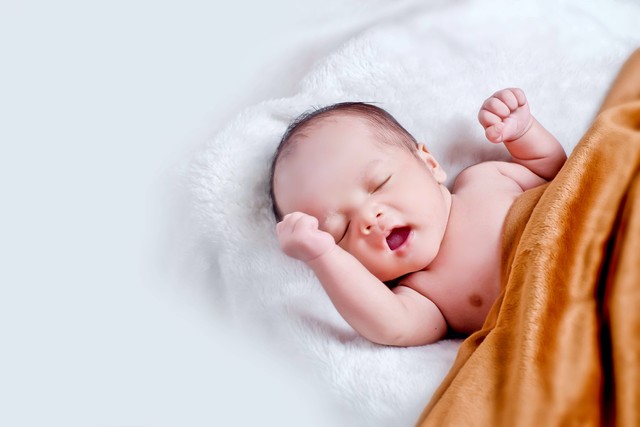Posisi tidur bayi saat pilek adalah tidur terlentang dengan posisi kepala lebih tinggi. Foto: Pexels.com