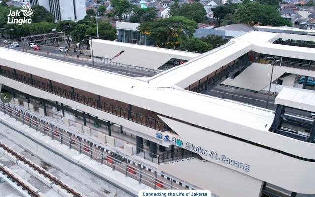 Halte Transjakarta Cawang Cikoko yang terintegrasi dengan stasiun KRL Commuter Line dan LRT Jabodebek. Foto: Twitter/@PT_Transjakarta