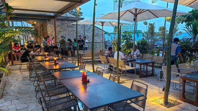 Suasana tempat makan di Justus steak house buka cabang baru di Alam Sutera, Tangerang (16/2/2023). Foto: Azalia Amadea/kumparan