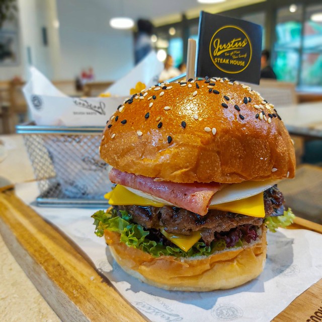 Menu burger di Justus steak house buka cabang baru di Alam Sutera, Tangerang (16/2/2023). Foto: .Azalia Amadea/kumparan