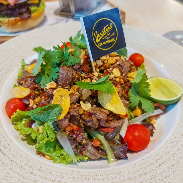 Thai beef salad - ala Justus steak house buka cabang baru di Alam Sutera, Tangerang (16/2/2023). Foto: .Azalia Amadea/kumparan