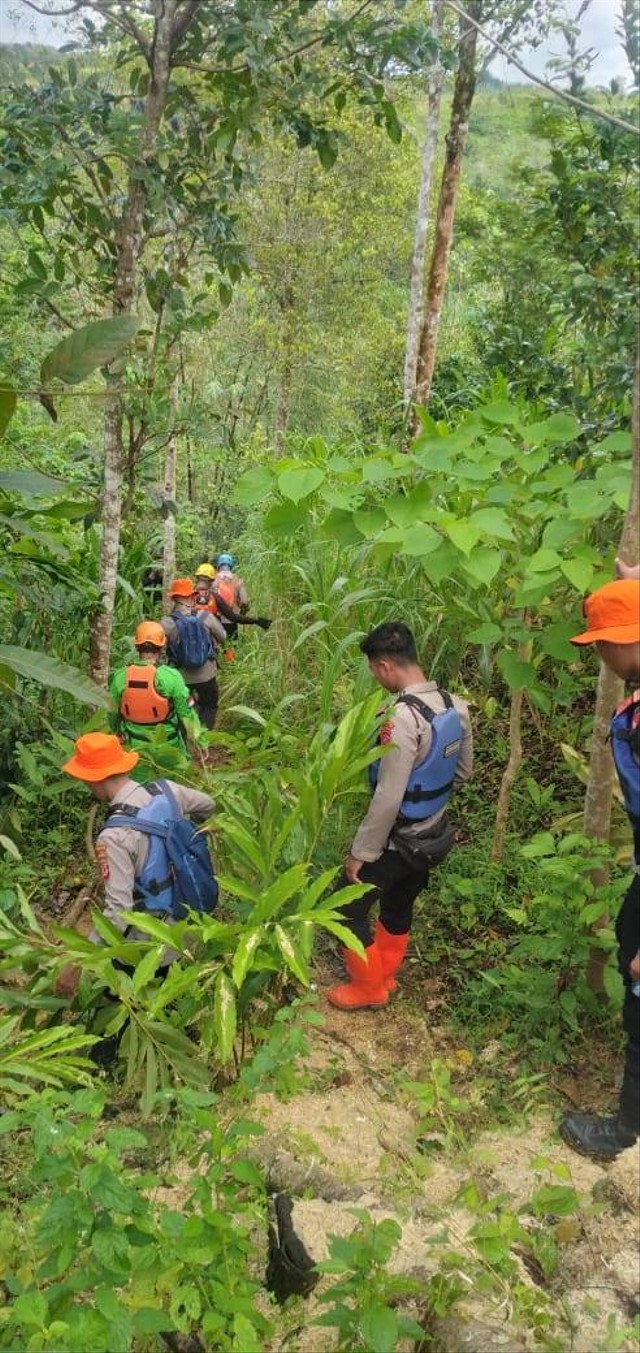 Petugas mencari pasangan suami istri yang hilang terseret arus sungai di Kampung Sadarmanah, Desa Ciburial, Kecamatan Cibinong, Kabupaten Cianjur. Foto: Dok. Istimewa