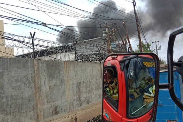 Petugas damkar memadamkan kebakaran di gudang plastik, Kalideres, Jakarta Barat, Jumat (17/2/2023). Foto: Dok. Istimewa