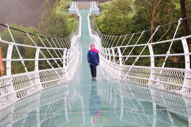 Gubernur Jawa Timur, Khofifah Indar Parawansa mengunjungi Jembatan Kaca Seruni Point, di kawasan Taman Nasional Bromo Tengger Semeru (TNBTS), Kab. Probolinggo. Foto: Humas Pemprov Jatim