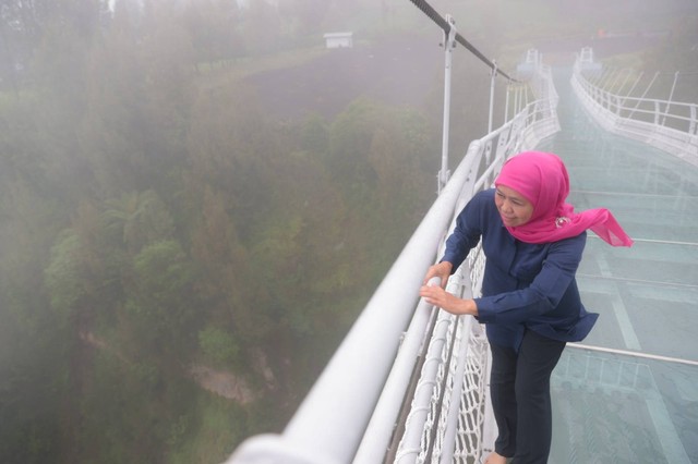 Gubernur Jawa Timur, Khofifah Indar Parawansa mengunjungi Jembatan Kaca Seruni Point, di kawasan Taman Nasional Bromo Tengger Semeru (TNBTS), Kab. Probolinggo. Foto: Humas Pemprov Jatim