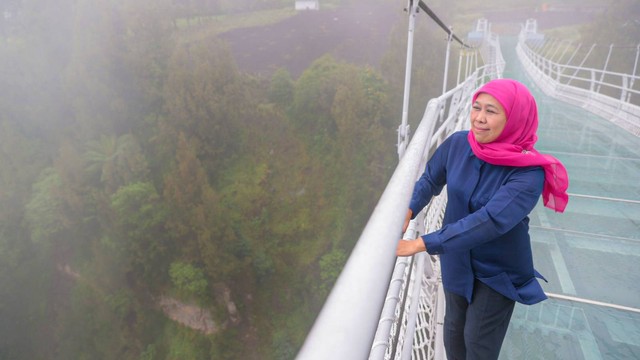 Gubernur Jawa Timur, Khofifah Indar Parawansa mengunjungi Jembatan Kaca Seruni Point, di kawasan Taman Nasional Bromo Tengger Semeru (TNBTS), Kab. Probolinggo. Foto: Dok. Istimewa