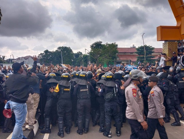 Kericuhan antara suporter PSIS Semarang dan aparat kepolisian pecah di depan Stadion Jatidiri, Jumat (17/2), saat lanjutan laga Liga 1 antara PSIS Semarang lawan Persis Solo. Foto: Dok. Istimewa