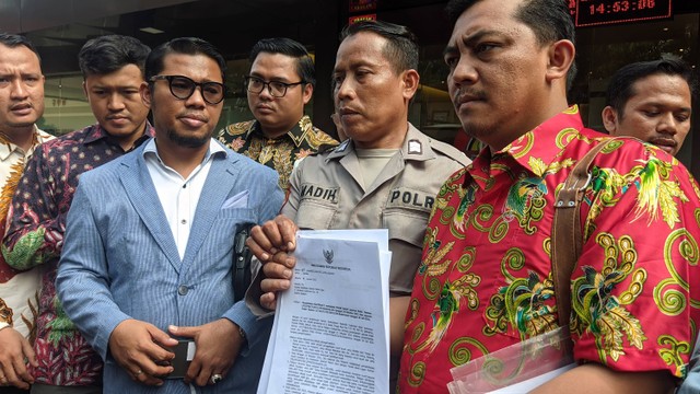 Bripka Madih mengadukan sejumlah perwira Polda Metro Jaya ke Propam Mabes Polri terkait  dugaan pelanggaran disiplin dan kode etik pada Jumat (17/2). Foto: Jonathan Devin/kumparan