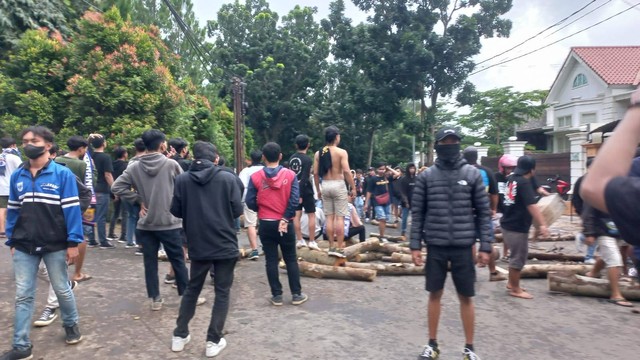 Suasana di sekitar kawasan Stadion Jatidiri pasca bentrok antara suporter dan polisi. Foto: Intan Alliva Khansa/kumparan