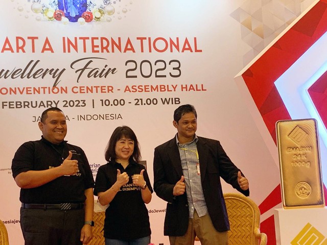 CEO PT Hartadinata Abadi, Sandra Sunanto (tengah), pada Peluncuran EMASKU di JCC, Jumat (17/2/2023). Foto: Nabil Jahja/Kumparan