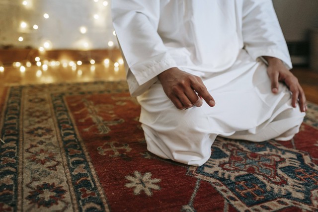 Ilustrasi seorang Muslim yang melaksanakan sholat witir. Foto: Pexels