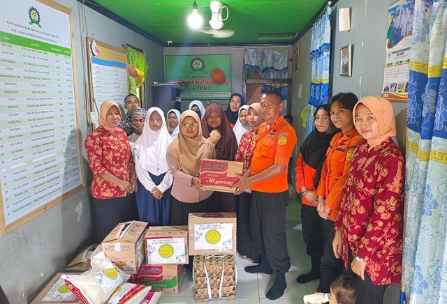 Basarnas Ternate menyalurkan sembako ke Panti Asuhan Bahtera Maulana. Foto: Istimewa