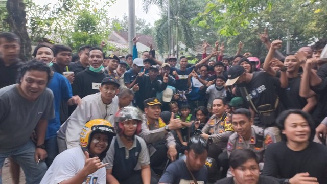 Polisi dan suporter PSIS Semarang berfoto bersama usai sempat ricuh saat laga PSIS Semarang vs Persis Solo. Foto: Intan Alliva Khansa/kumparan