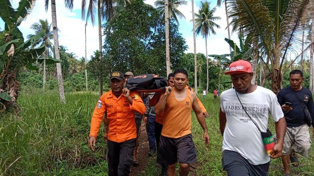 Tim SAR Gabungan mengevakuasi seorang nenek yang dikabarkan hilang di hutan Pulau Morotai, Maluku Utara. Foto: Istimewa