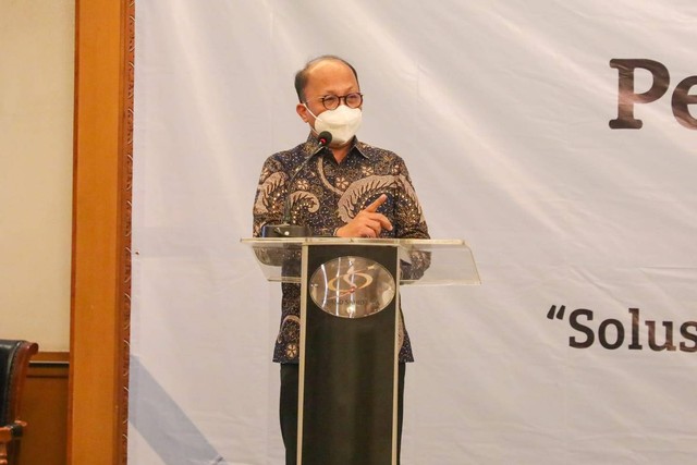 Sekretaris Jenderal Kementerian Ketenagakerjaan Anwar Sanusi saat memberikan sambutan dalam acara Pembinaan Komunitas Hukum Kementerian Ketenagakerjaan, Jumat (17/2/2023). Foto: Kemnaker