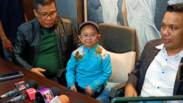 Daus Mini (tengah) dan Pengacaranya Insank Nasruddin (kanan) di konferensi pers di kawasan Mampang, Jakarta Selatan, Jumat (17/2/2023). Foto: Aprilandika Pratama/kumparan