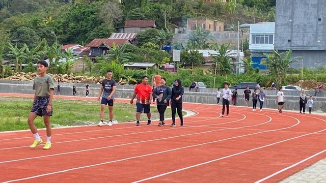 Warga memenuhi lintasan lari di Stadion Manakarra, Mamuju, Sulawesi Barat. Foto: Sugiarto/SulbarKini