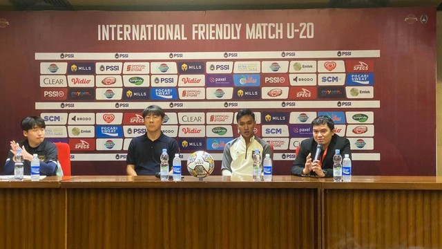 Shin Tae-yong usai Timnas U-20 vs Fiji di GBK Senayan, Jakarta, Jumat (17/2/2023). Foto: Soni Insan Bagus/kumparan