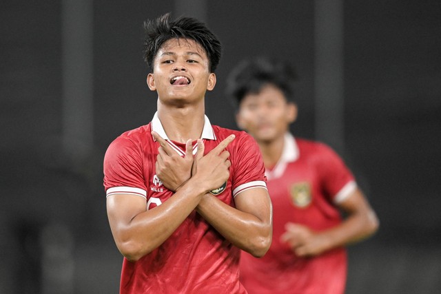 Pesepak bola Timnas Indonesia U-20 Hokky Caraka berselebrasi usai mencetak gol ke gawang Timnas Fiji U-20 dalam pertandingan uji coba internasional U-20 di Stadion Utama Gelora Bung Karno (SUGBK), Senayan, Jakarta, Jumat (17/2/2023). Foto: M Risyal Hidayat/ANTARA FOTO