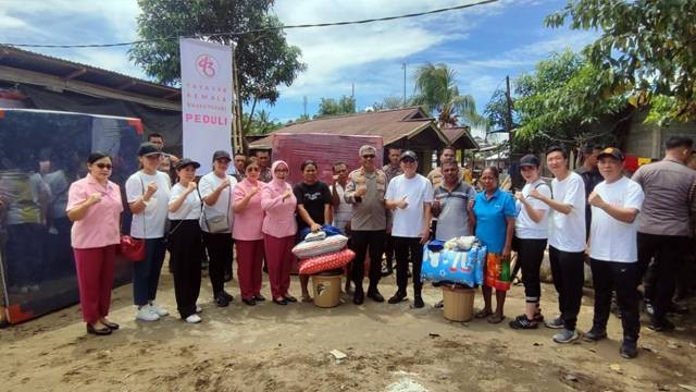 Penyerahan bantuan dari Kapolda Sulut yang bekerja sama dengan Klenteng Kwan Kong dan Manajemen Apple Tree Pre School Manado untuk korban bencana Banjir Manado.