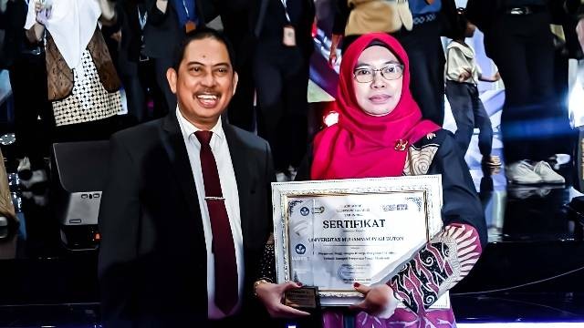 Rektor UM Buton, Dr. Wa Ode Al Zarliani, S.P., M.M berfoto bersama Kepala LLDIKTI Wilayah 9 Drs.