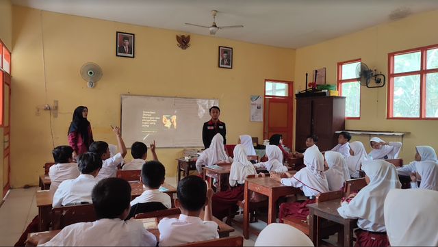 Sosialiasi literasi keuangan oleh mahasiswa PMM kelompok 71. Sumber gambar: dokumen pribadi