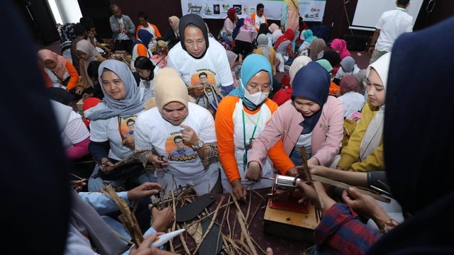 Relawan Sandiuno Fans Club menggelar pelatihan pengolahan eceng gondok di Gedung Creative Center Purwakarta, Kecamatan Purwakarta, Kabupaten Purwakarta, Jumat (17/2/2023). Foto: Dok. Istimewa