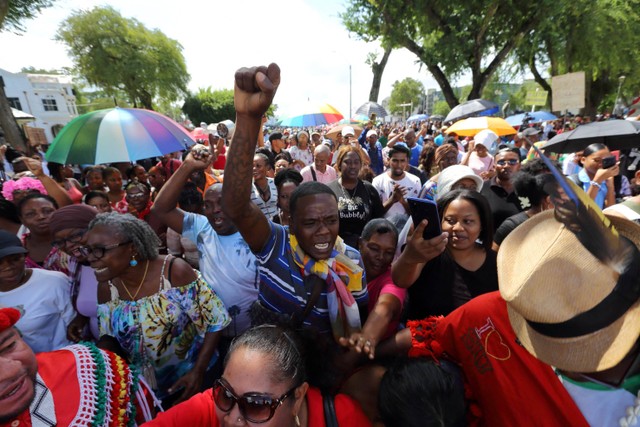 Aksi demonstran memprotes kebijakan ekonomi pemerintah di Paramaribo, Suriname, Jumat (17/2/2023). Foto: Ranu Abhelakh / AFP