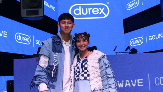 Rinni Wulandari dan Jevin Julian di acara peluncuran lagu Come Closer hasil kolaborasi Durex dan Soundwave di Senopati, Jakarta, Kamis (16/2/2023). Foto: Durex Indonesia