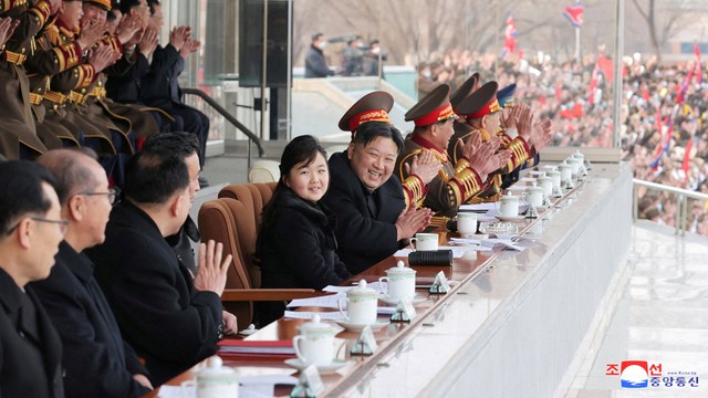 Pemimpin Korea Utara Kim Jong Un bersama anaknya saat menonton pertandingan olahraga di Pyongyang, Korea Utara, dalam foto yang dirilis pada Jumat (17/2/2023). Foto: KCNA/via Reuters